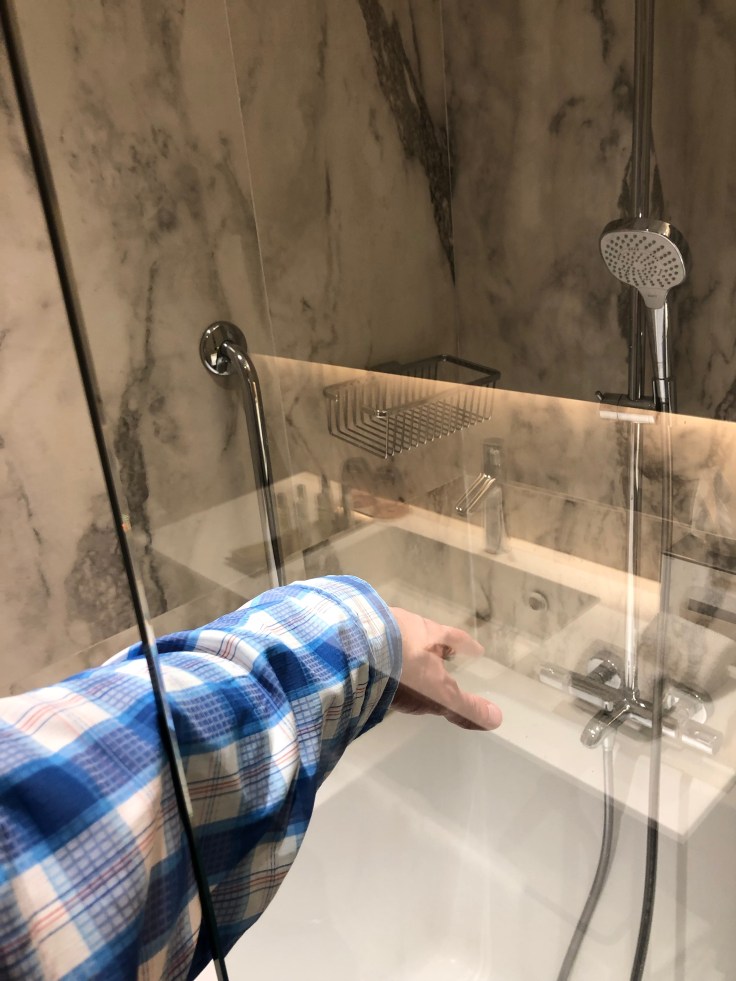 2019 hilton doubletree madrid 05 shower controls design flaw