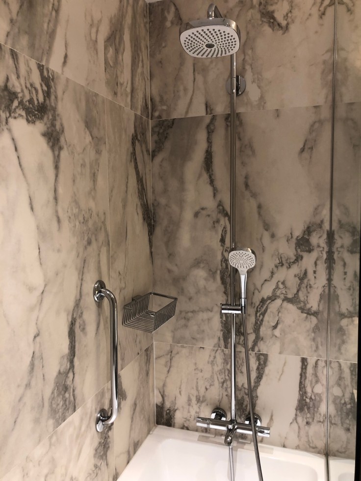 2019 hilton doubletree madrid 05 shower controls