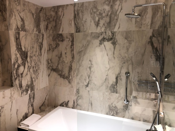 2019 hilton doubletree madrid 05 shower tub