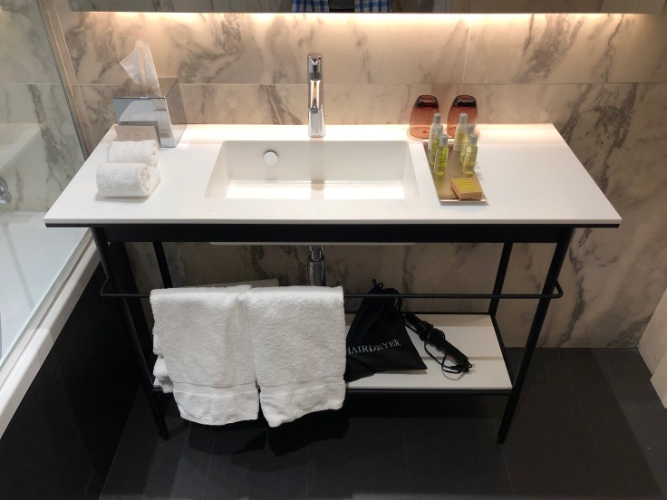 2019 hilton doubletree madrid 05 sink