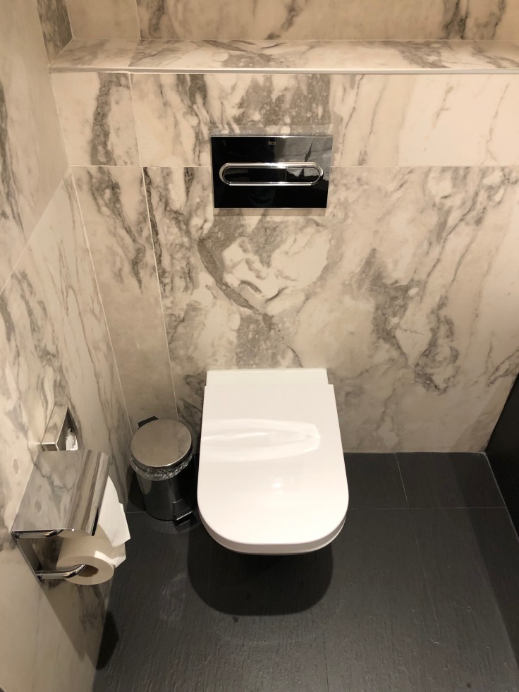 2019 hilton doubletree madrid 05 toilet