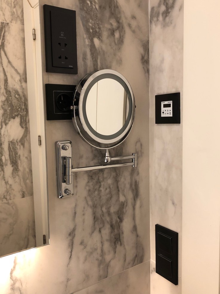 2019 hilton doubletree madrid 05.5 vanity mirror