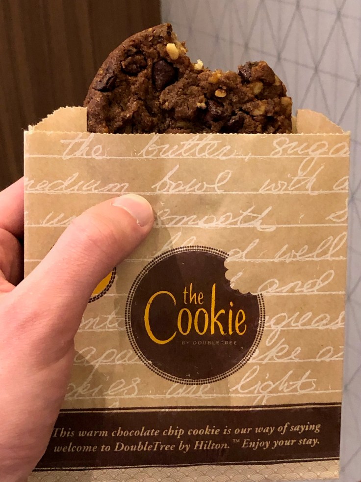 2019 hilton doubletree madrid 06 welcome cookie close up