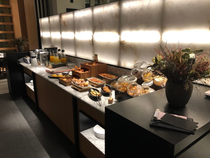 2019 hilton doubletree madrid 08 breakfast buffet area 03