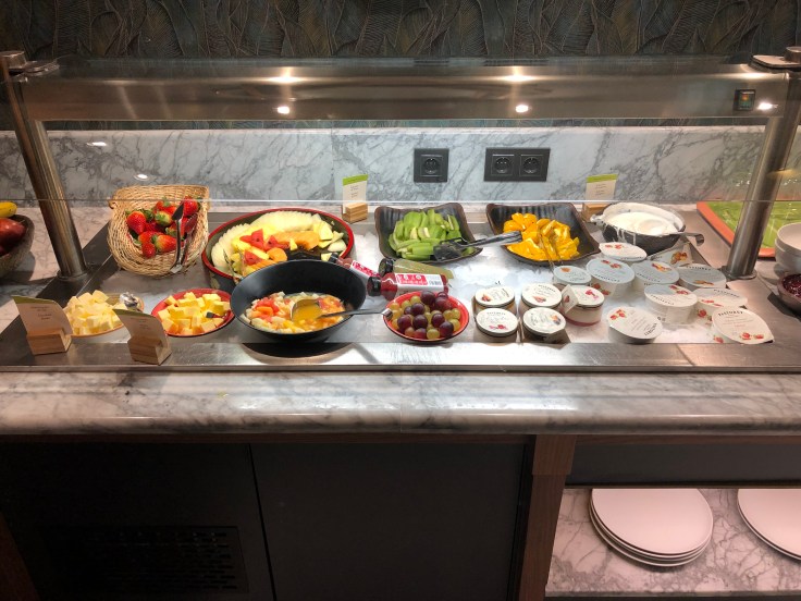 2019 hilton doubletree madrid 08 breakfast buffet spread 04