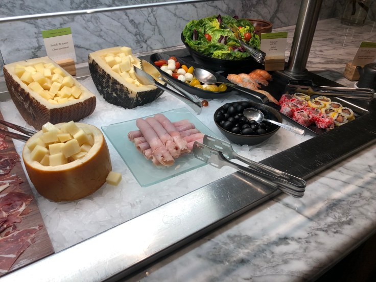 2019 hilton doubletree madrid 08 breakfast buffet spread 10